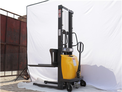 半電動(dòng)堆高車