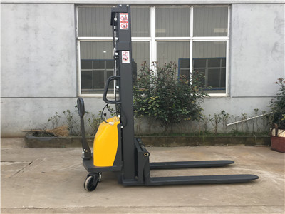 半電動(dòng)堆高車1