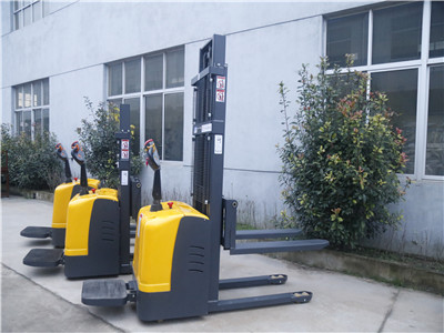 站架式電動(dòng)堆高車