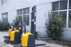 6大法則正確選購站架式電動堆高車！