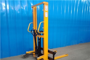 單門架手動堆高車兩大相關問題！