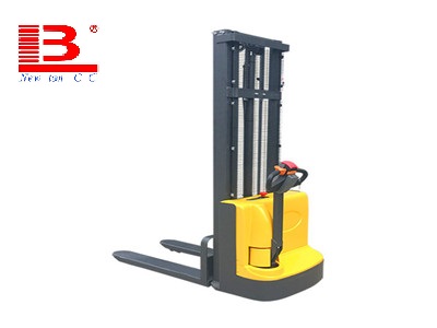 電動高空堆高車