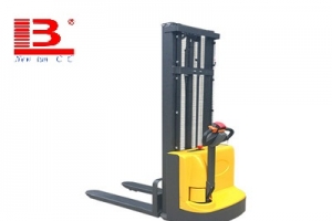 電動高位叉車和電動高空堆高車你還沒有分清嗎？