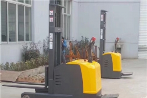 電動堆高車叉車為什么會出現漏油現象？