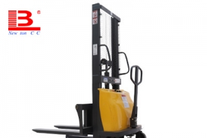 如何選購一臺優質的半電動電動堆高車？