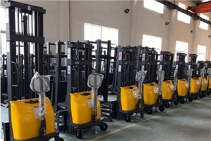 半電動(dòng)液壓堆高車(chē)使用時(shí)應(yīng)注意哪些？