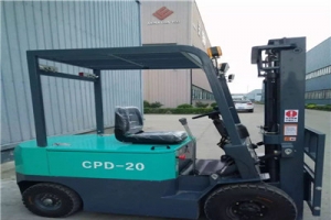 倉(cāng)儲(chǔ)電動(dòng)叉車(chē)廠(chǎng)家的辦法之選擇合適叉車(chē)的技巧