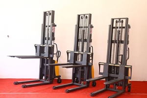 為什么叫半電動堆高車？