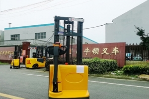 怎么正確保養(yǎng)電動堆高車?