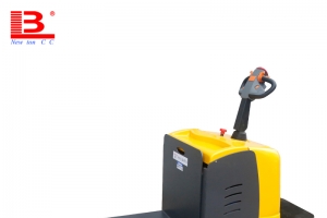 ?電動叉車前移式的座駕和站駕的區別