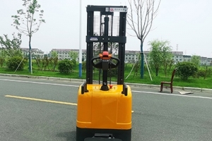 電動堆高車為什么使用液壓傳動系統？