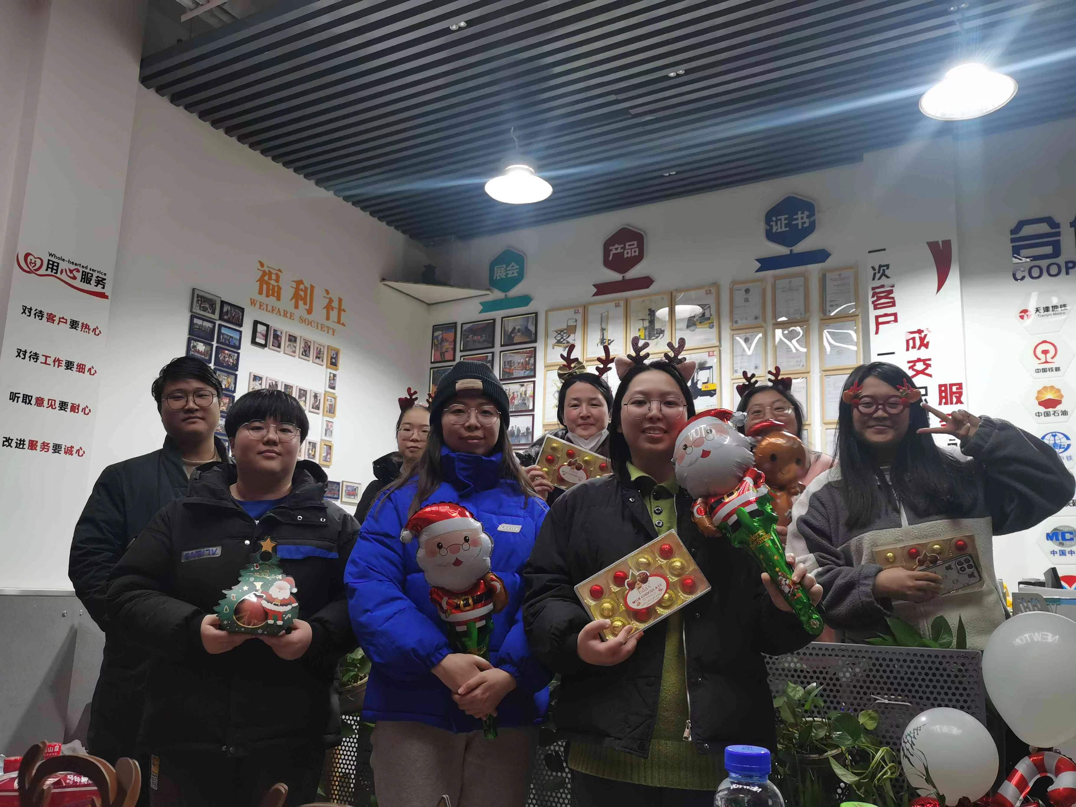 電動(dòng)叉車(chē)廠家