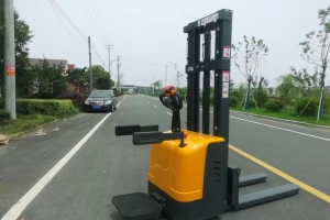 電動堆高車的蓄電池多久維護一次？