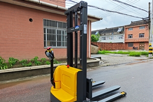 倉儲成本居高不下？步行式電動(dòng)堆垛車教你高效降本！