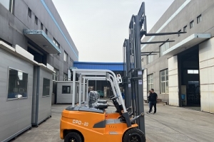 四輪電動叉車：高效、環保的現代物料搬運解決方案