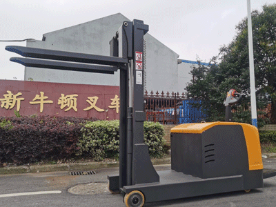 站駕式堆高車展示