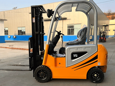 改良優化四輪駕駛式電動叉車 舒適度更高了！