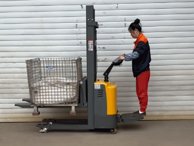 新牛盾站駕式電動(dòng)雙托盤堆垛車比普通堆垛車更好！