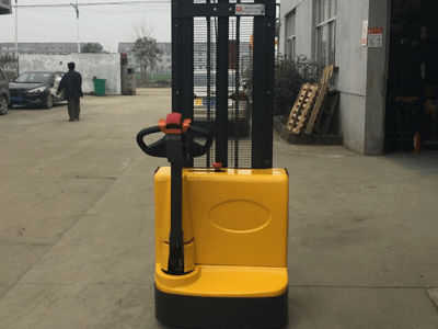 倉庫地形窄小 選全電動步行式堆高車很合適