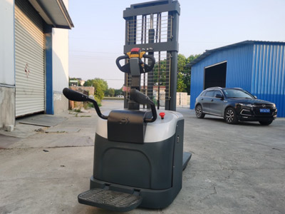 1.5噸/2噸站駕式電動堆高車 降噪省耗能是高手！