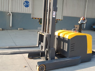 窄通道高效堆貨 怎么能少了站駕式前移堆高車？