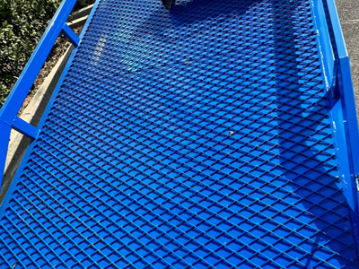 移動(dòng)式液壓登車(chē)橋