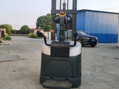 站駕式堆高車產品