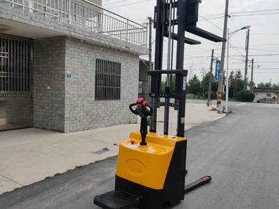 易操作上手 全電動(dòng)站駕堆高車4大優(yōu)勢(shì)講解