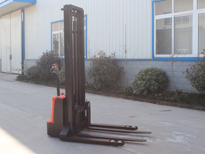 電動堆高車展示