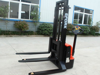 商超貨架步行跨腿電動堆高車優勢明顯！