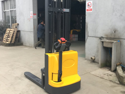 江蘇省新牛盾叉車：小倉庫全電動步行式堆高車源頭直供