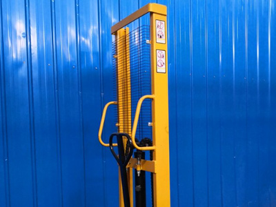 手動堆高車門架