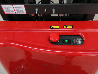 電動堆高車細(xì)節(jié)