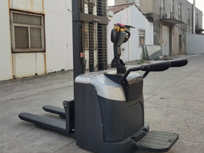 貨架上料站駕式堆高車應該怎么操作？