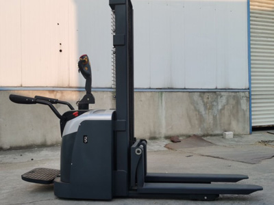 電動雙托盤堆垛機源頭廠家 新牛頓為你安利