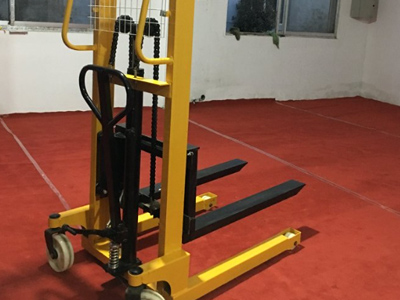 手動(dòng)液壓堆高車(chē)現(xiàn)貨供應(yīng) 認(rèn)準(zhǔn)新牛盾叉車(chē)
