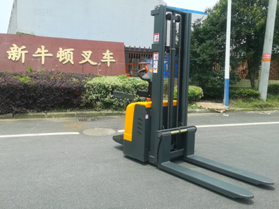 雙托盤(pán)堆垛機(jī)生產(chǎn)廠家支持定制嗎？新牛盾提供服務(wù)