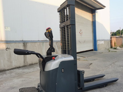 哪種堆垛叉車能大幅提高貨物周轉率？速來了解